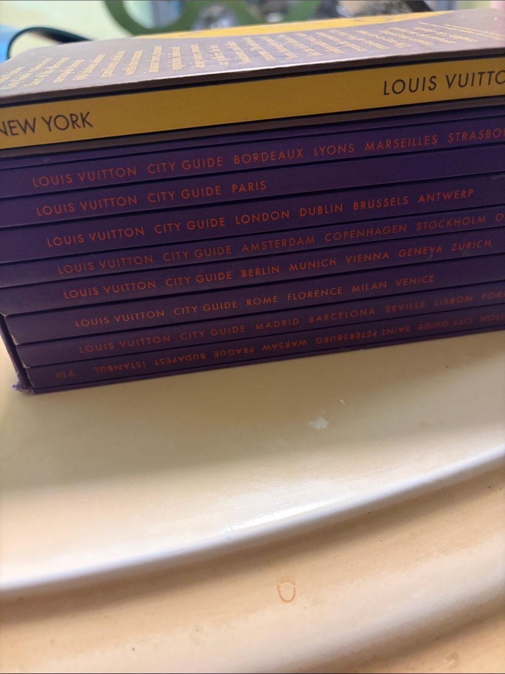 VINTAGE Louis Vuitton City Guide — Europe+New York 2001+2011 - Picture 2 of 3